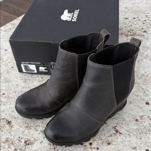 Sorel Joan of Artic 3” Wedge II Chelsea Chocolate Brown Ankle Booties. Size 7